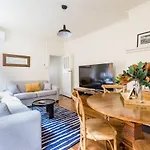 \'Two Of A Kind\' Heritage Stay With Harbour Views