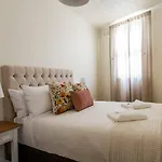 \'Two Of A Kind\' Heritage Stay With Harbour Views