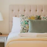 \'Two Of A Kind\' Heritage Stay With Harbour Views