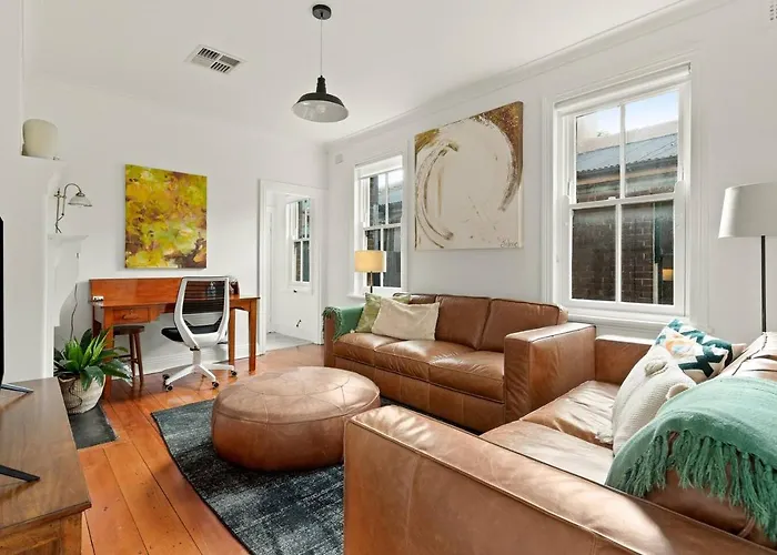 \'Two Of A Kind\' Heritage Stay With Harbour Views