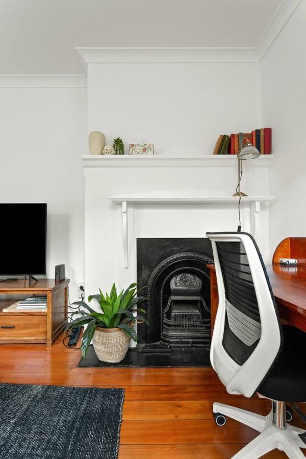 'two Of A Kind' Heritage With Harbour Views Holiday home